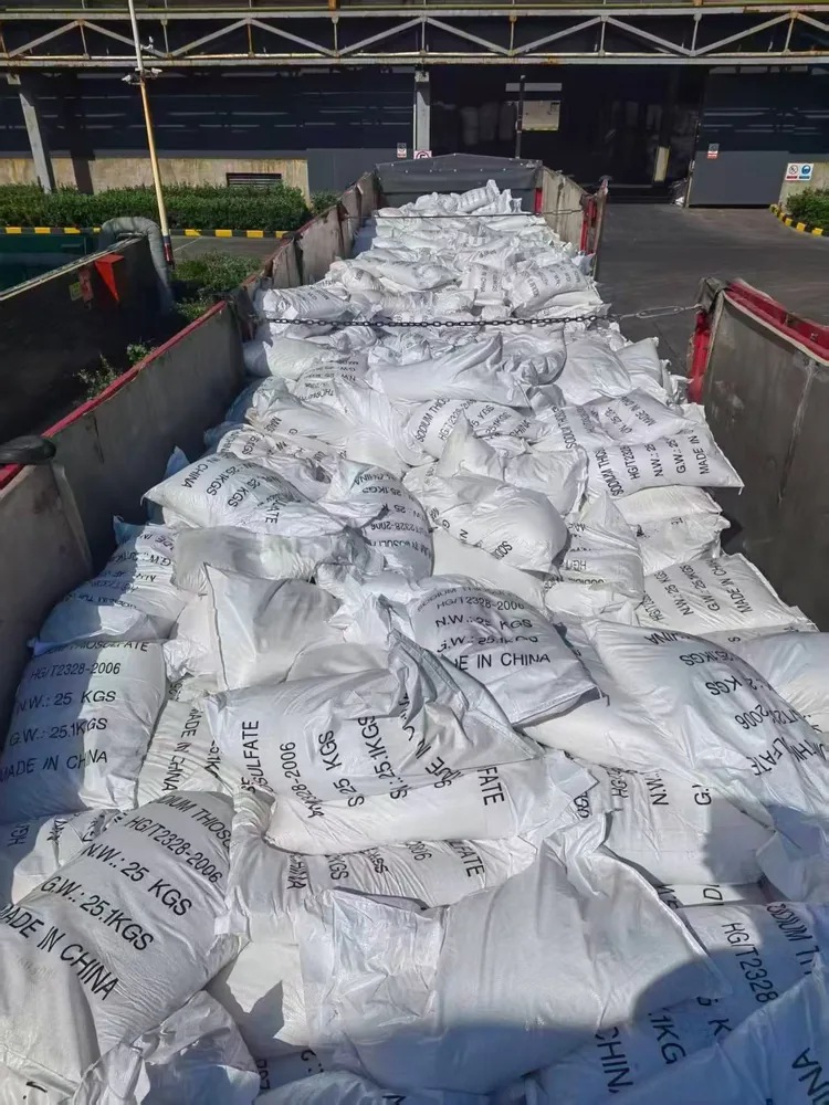 半挂车厢装满 25kg 袋