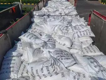 半挂车厢装满 25kg 袋